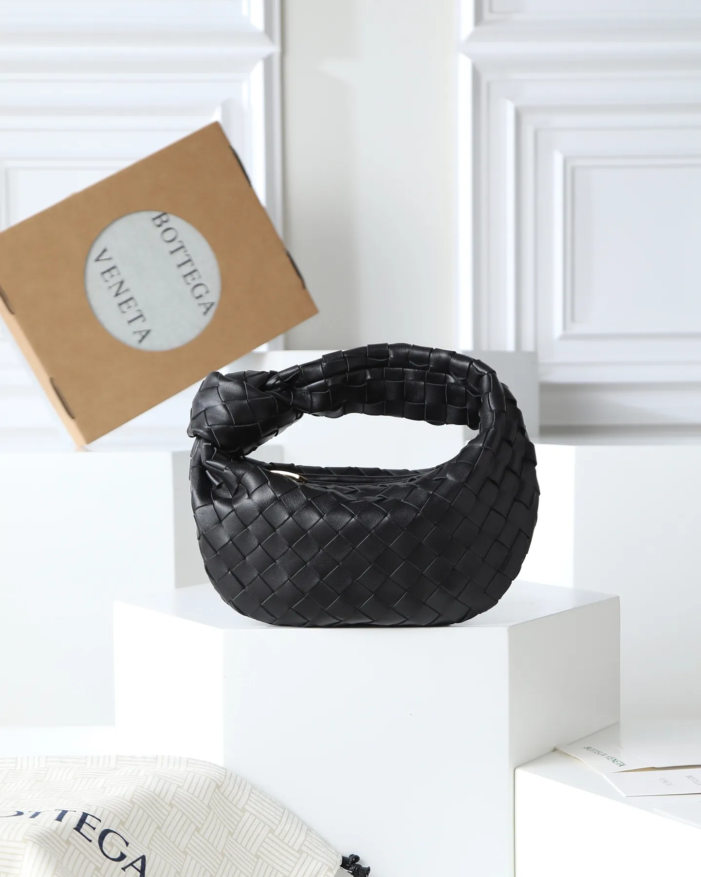 800. Bottega veneta͙.——-The latest braided and knotted hobo🔥 The top-grade lambskin leather is very soft, the bag shape is unique, practical and durable. It retains the traditional weaving elements while being a bit more flamboyant ~ Made of hand-woven sheepskin, zipper opening and closing, curved seamless structure, effortless to match. Highly recommended⚠️⚠️⚠️ The most high-end in the market🌈Welcome to compare [Factory complete package] size: 23x15x5cm.   Model: 651876